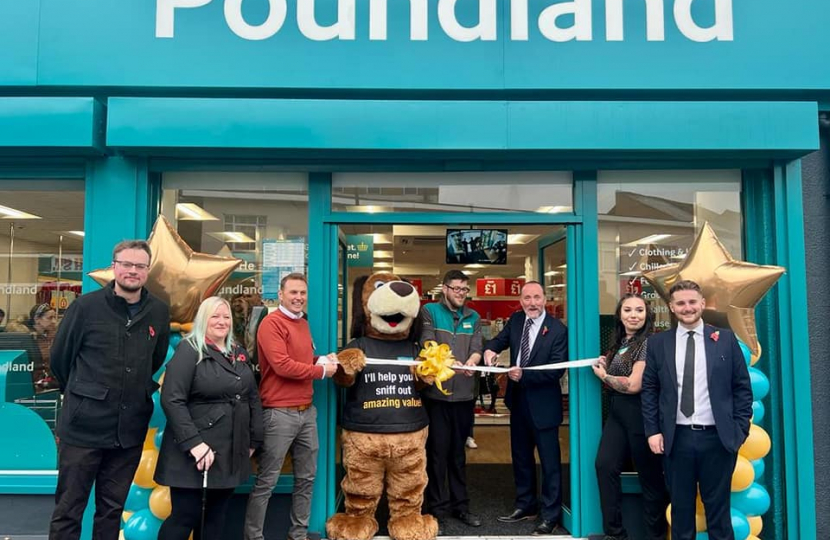 Eddie formally opening Poundland on the High Street 